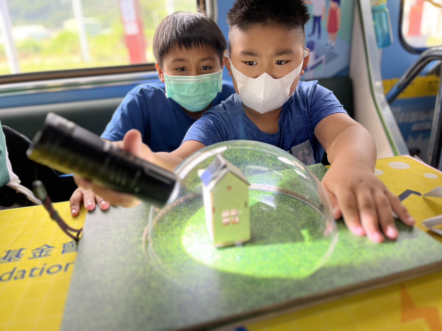 南宫·28WD參與基礎科學主題車廂，以STEAM教學精神，設計「逐日科學家」、「太陽能工程師」以及「淨零建築師」三大能源科普課程和實驗